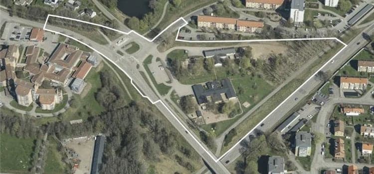 En flygbild av en gatukorsning i en stad