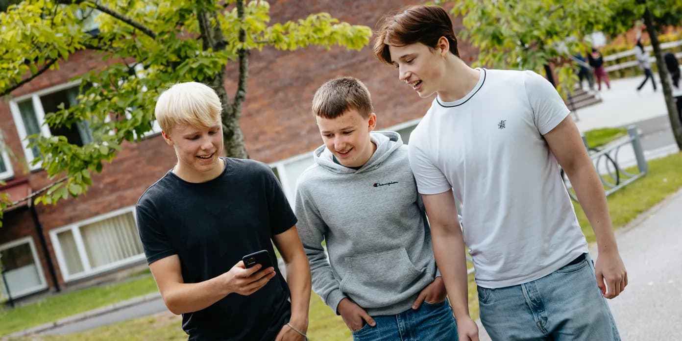 En grupp unga män som står bredvid varandra.