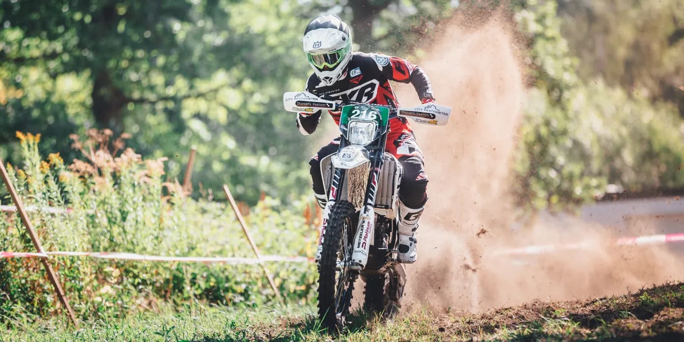 En person som åker enduro.