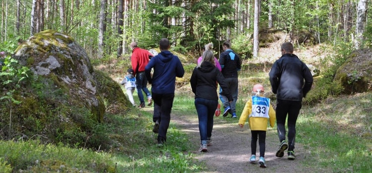 En grupp människor som går i ett motionsspår