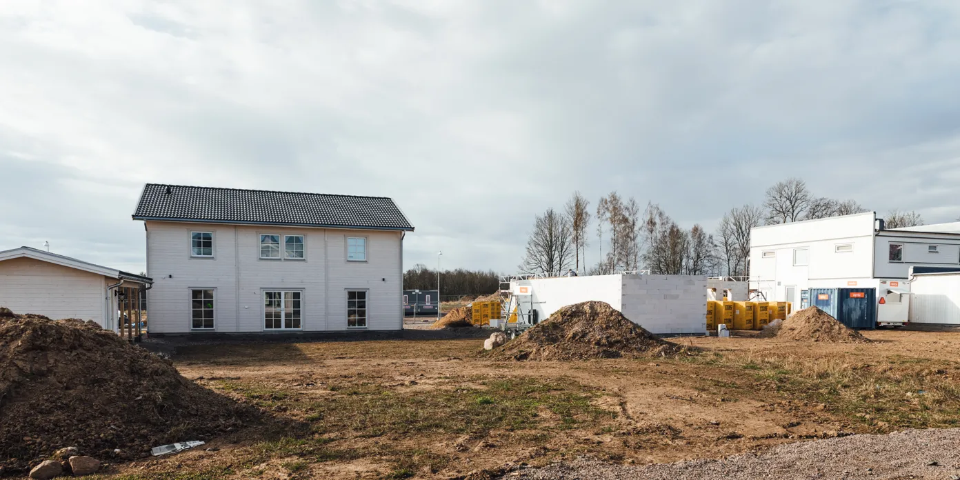 En jordhög bredvid en vit byggnad