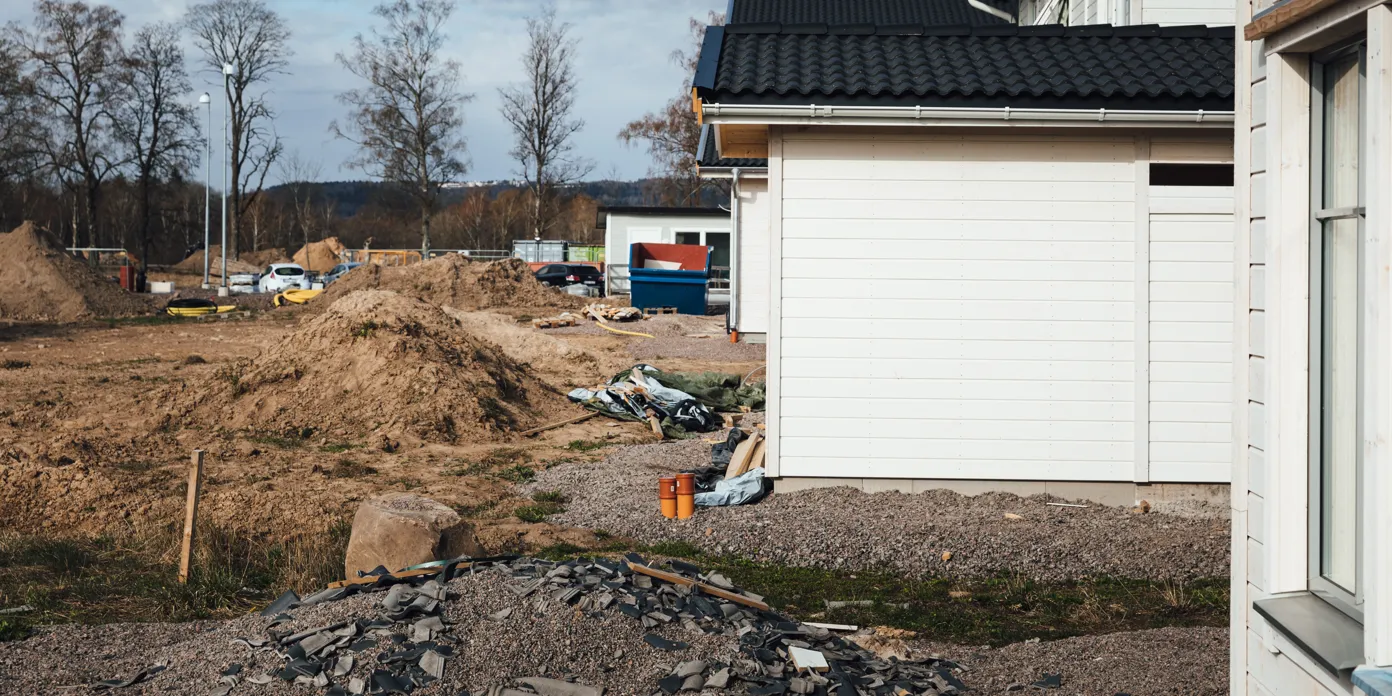 En jordhög som ligger bredvid ett vitt hus