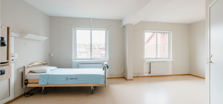 Ett rum med en säng och fönster