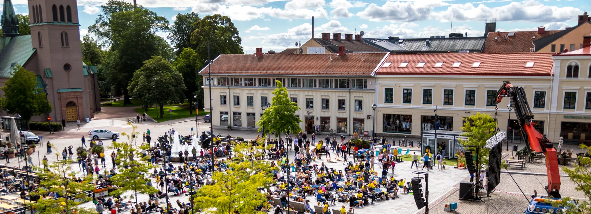 En stor grupp människor är samlade på en innergård