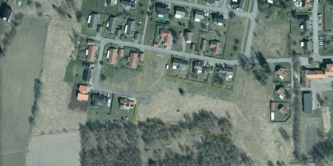 En flygbild av ett bostadsområde på landsbygden