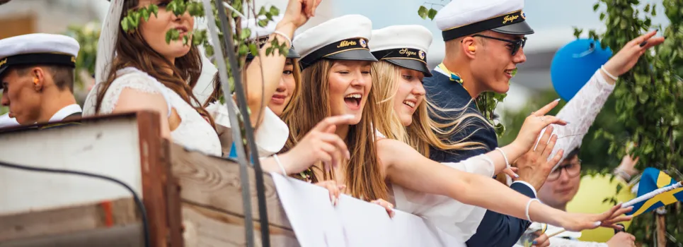 En grupp människor som står i en lastbil.