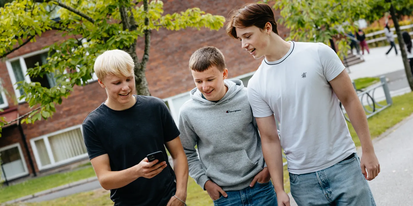 En grupp unga män som står bredvid varandra.