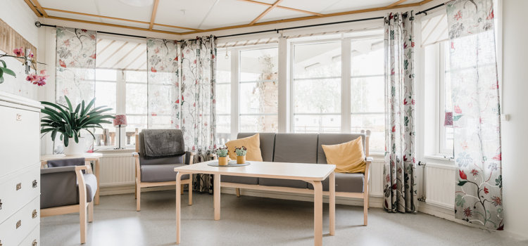 Ett vardagsrum fyllt med möbler och fönster