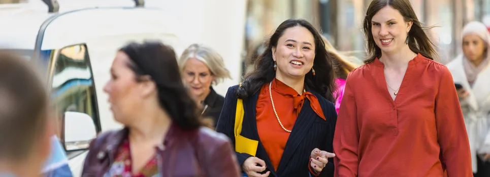 Ett gäng med tjejer som promenerar och pratar med varandra