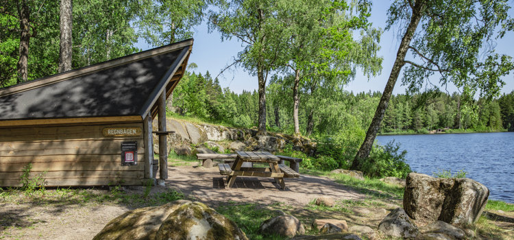 Vy över vindskyddet "Regnbågen" på Billingen