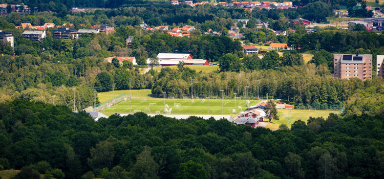 En flygbild över fotbollsplaner på Lillegården i Skövde