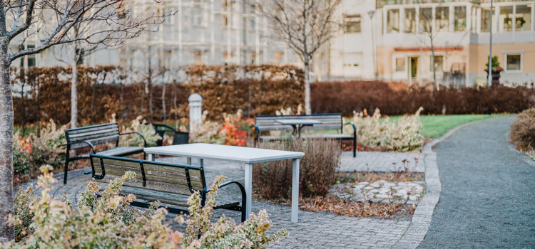 Bänkar och bord i utemiljö