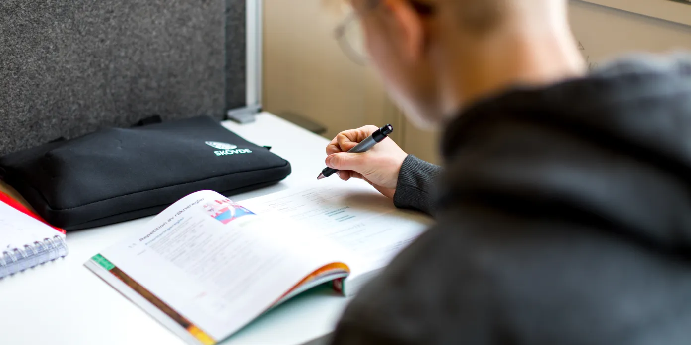 Elev på gymnasiet läser en bok
