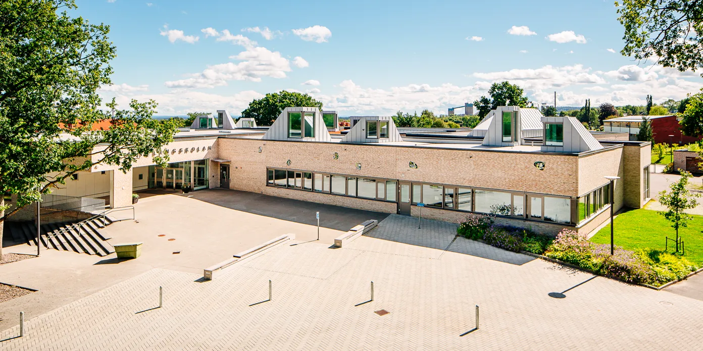 En flygbild av en skolbyggnad