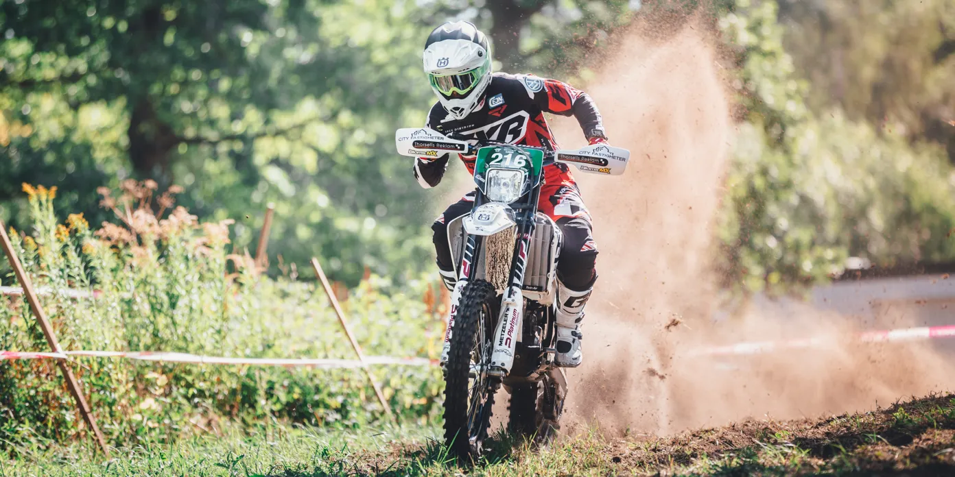En person som åker enduro.