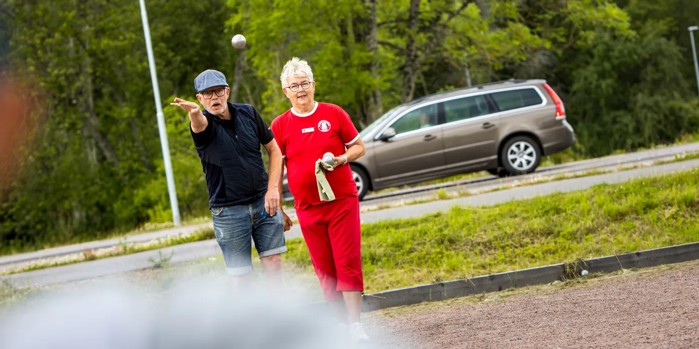 En man och en kvinna spelar boule