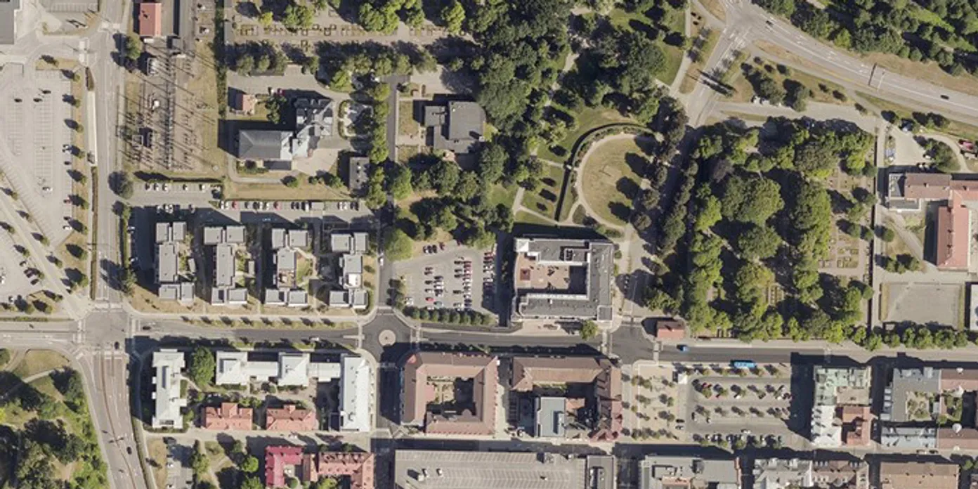 En flygbild av en stad med många byggnader