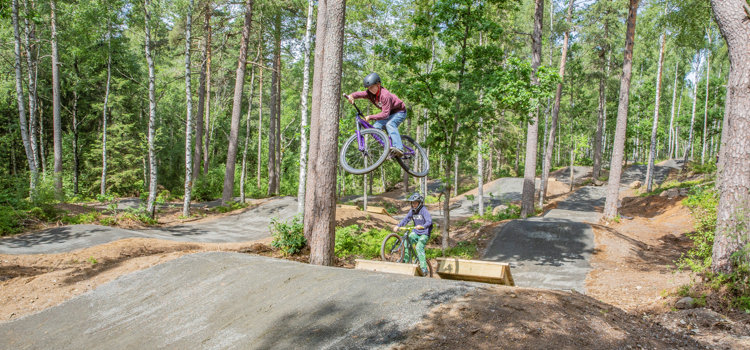 Två barn som cyklar på Billingen