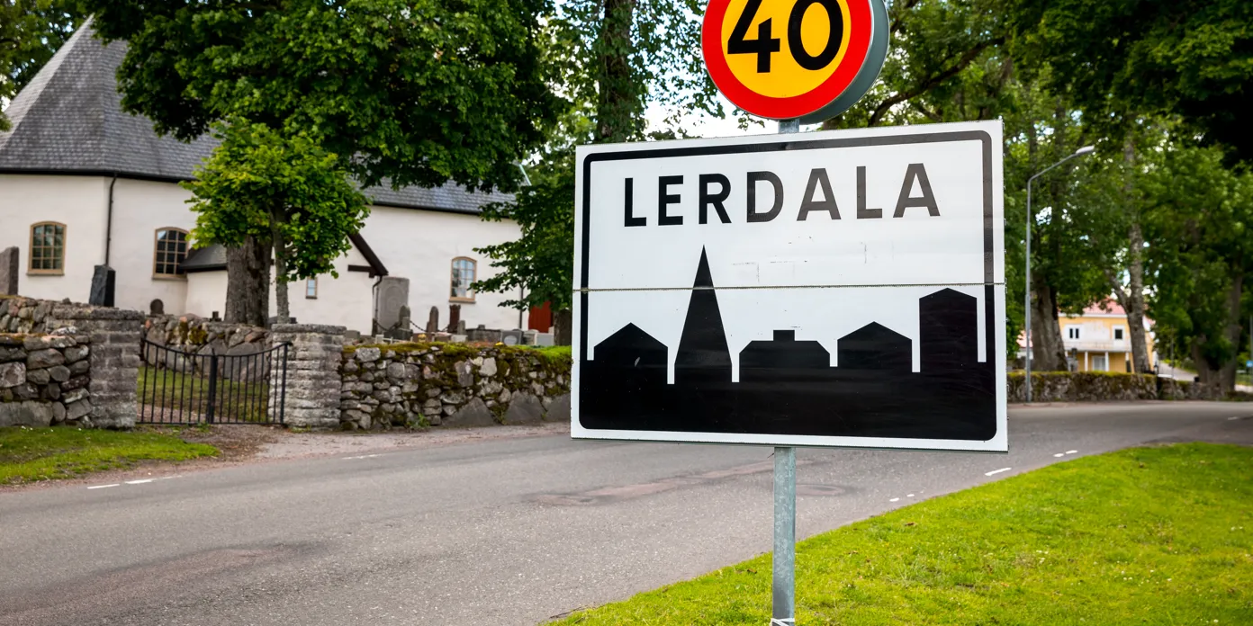 En gatuskylt med en bild av en stad på