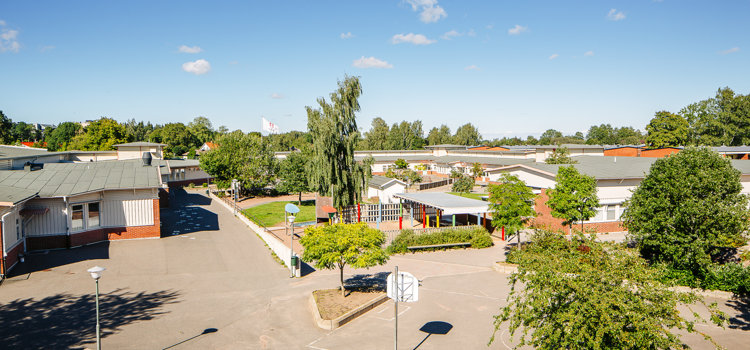 En flygbild av en skolbyggnad och skolgård