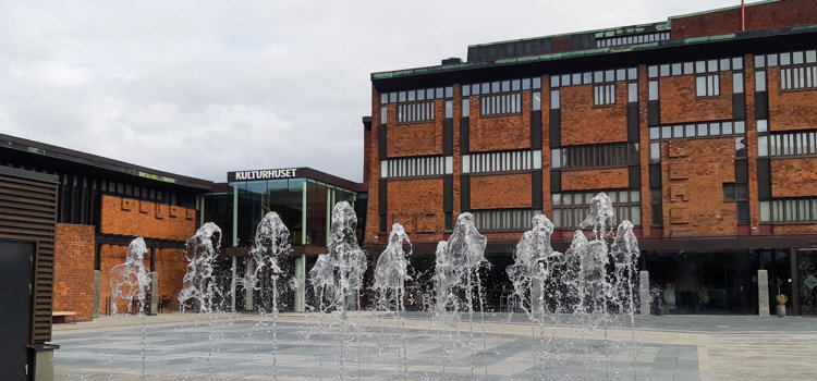 Vy över torget vid Skövde Kulturhus