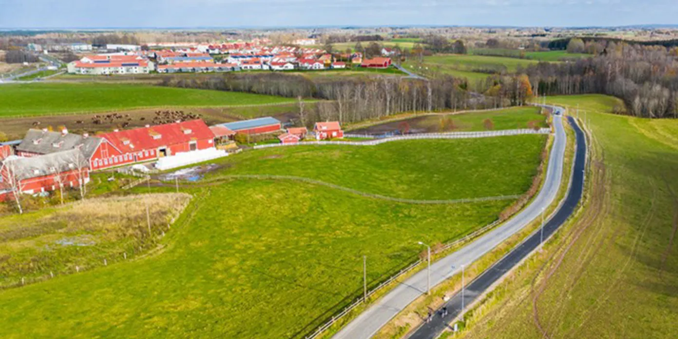 En flygbild av en gård och en väg
